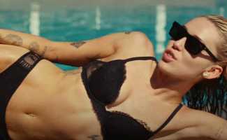 Miley Cyrus – Flowers клип смотреть